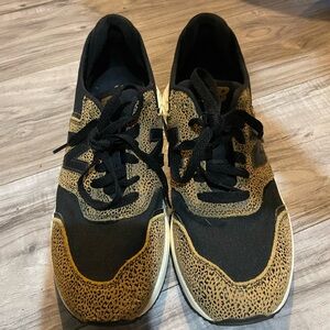 New Balance Black and Tan Sneakers